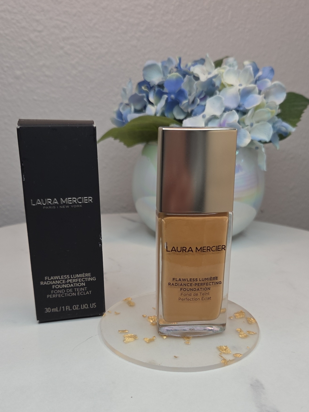 laura mercier Flawless Lumière Radiance-Perfecting Foundation - Warm Beige 2w2